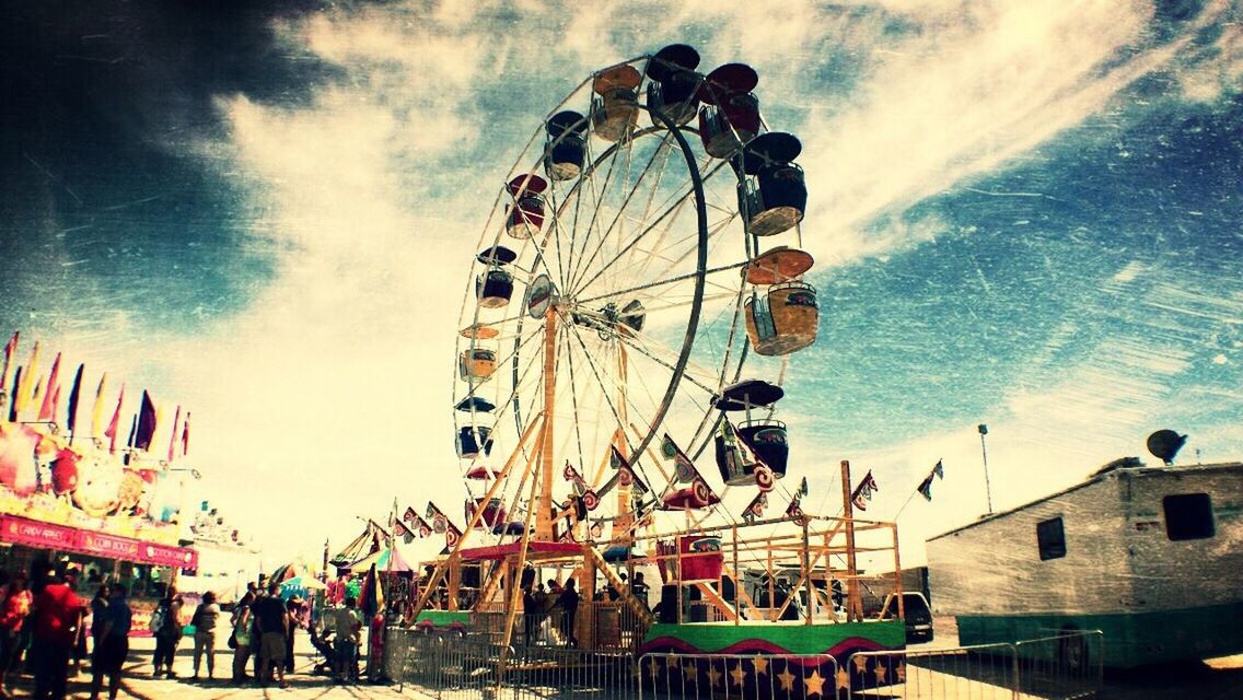 FERRIS WHEEL AT AMUSEMENT PARK