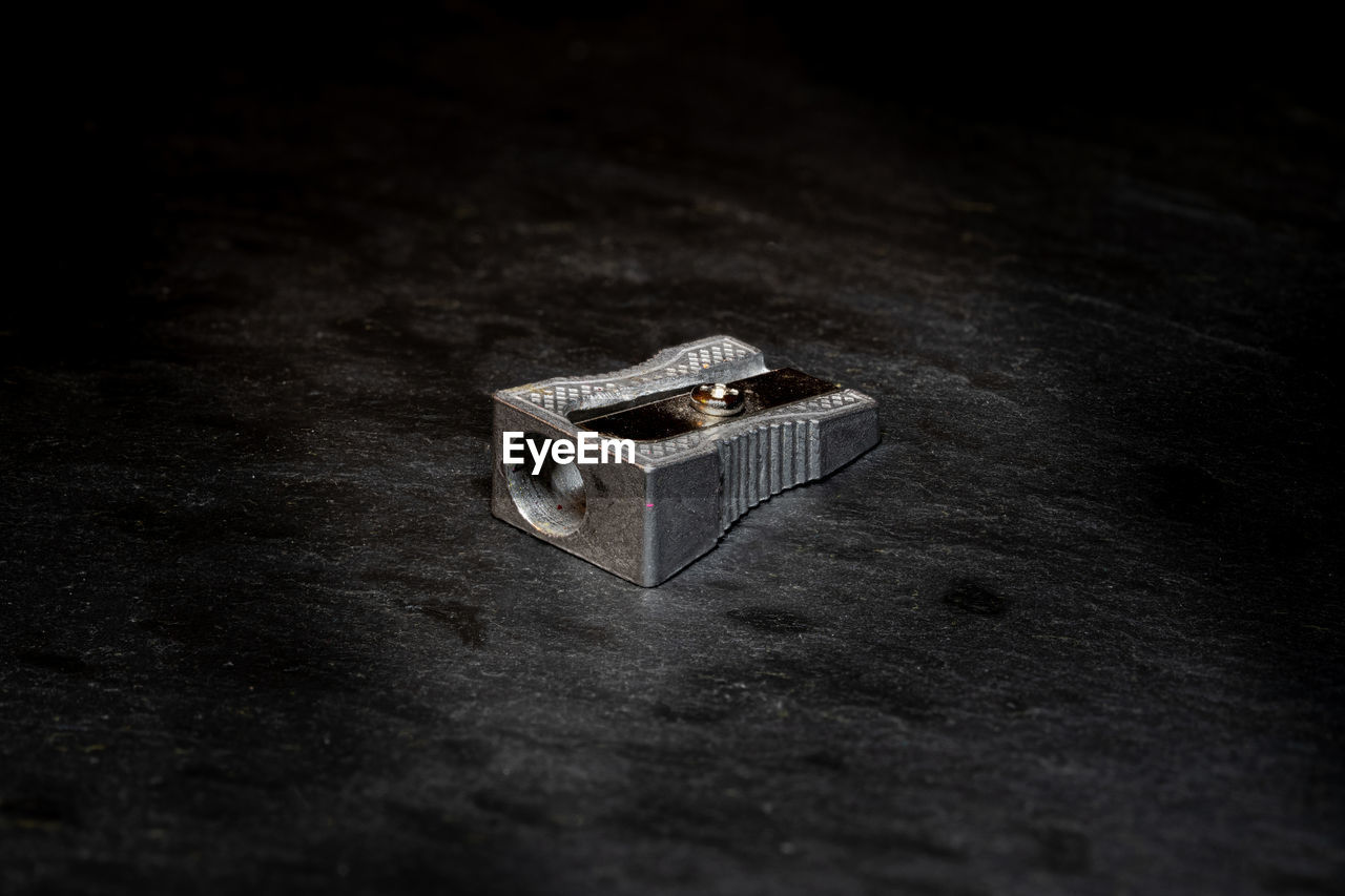 HIGH ANGLE VIEW OF WEDDING RINGS ON TABLE