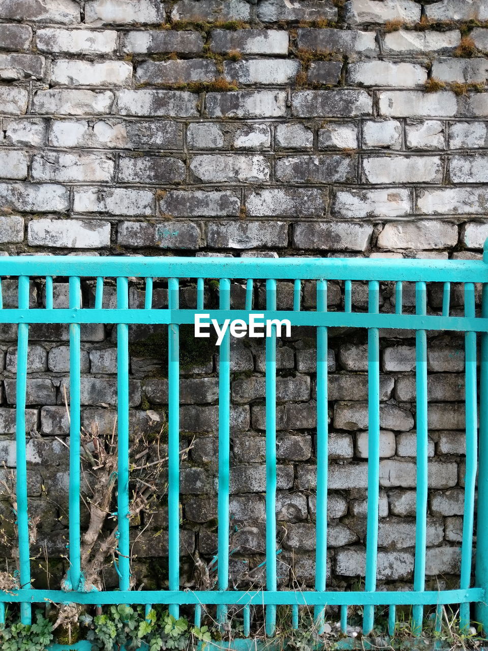 CLOSE-UP OF WALL OUTDOORS