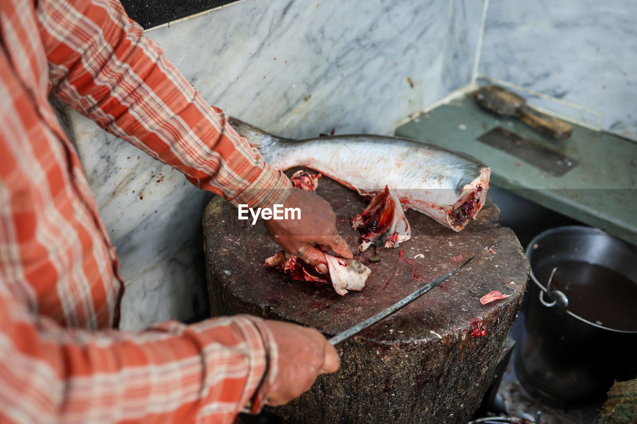 Fresh fish cutting at retail shop for sale at day from different angle