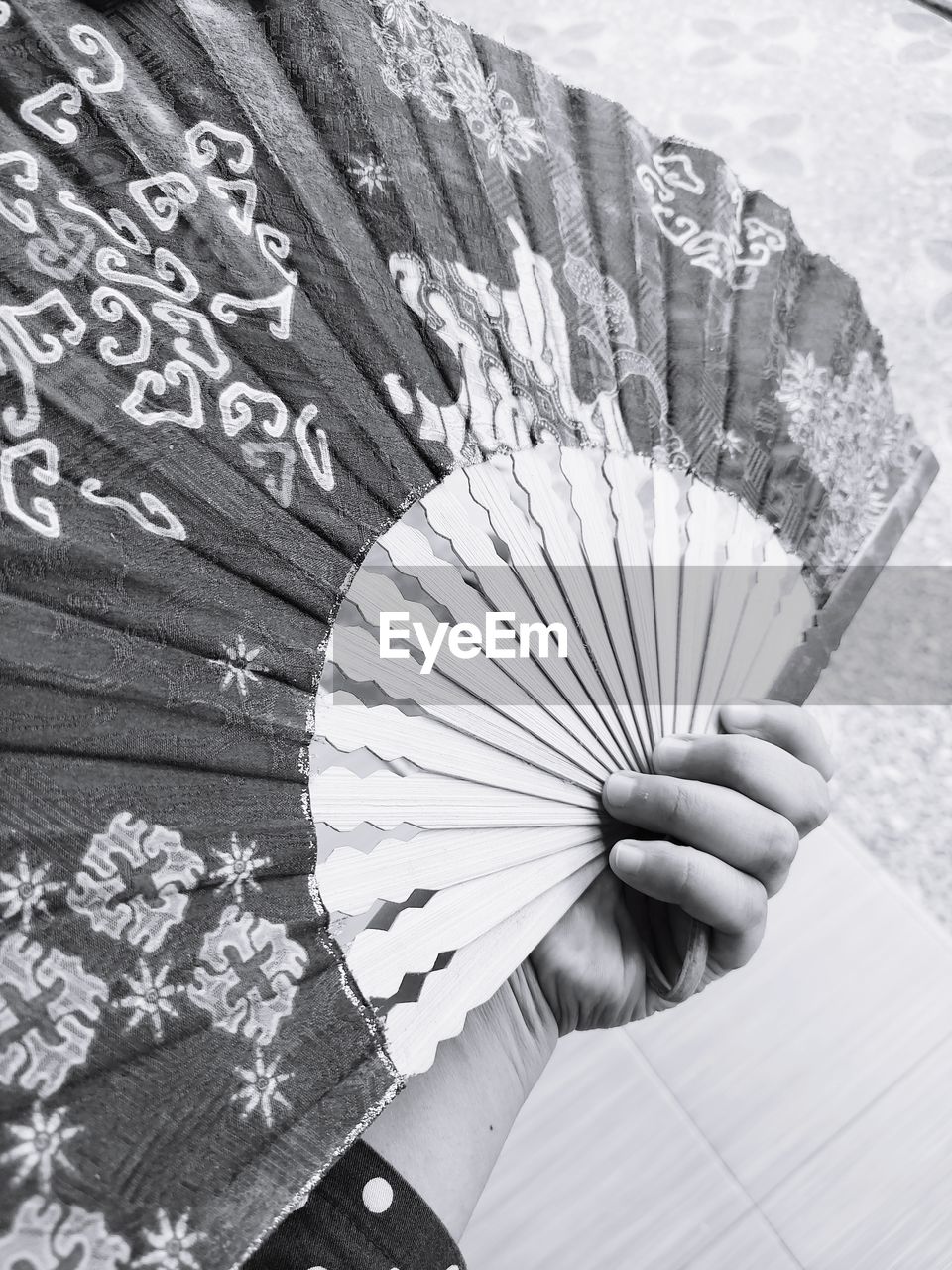 HIGH ANGLE VIEW OF WOMAN HAND HOLDING PAPER