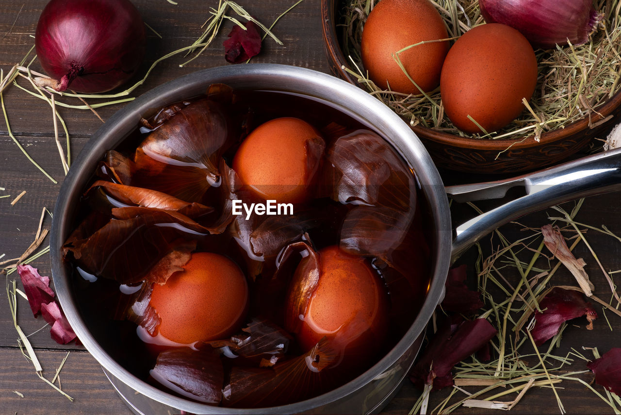 Coloring chicken eggs for easter with onion peel. easter, sunday. healthy food. 