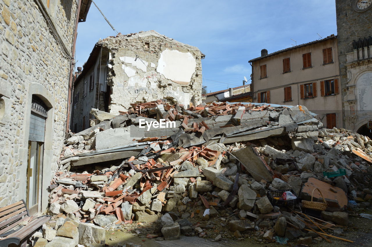 LOW ANGLE VIEW OF OLD BUILDINGS AGAINST SKY