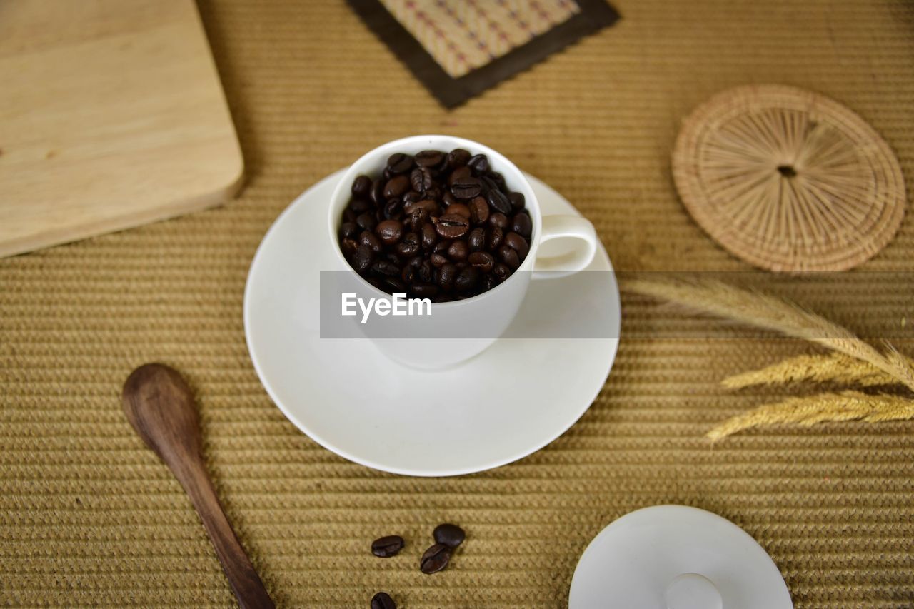 HIGH ANGLE VIEW OF COFFEE BEANS IN CONTAINER