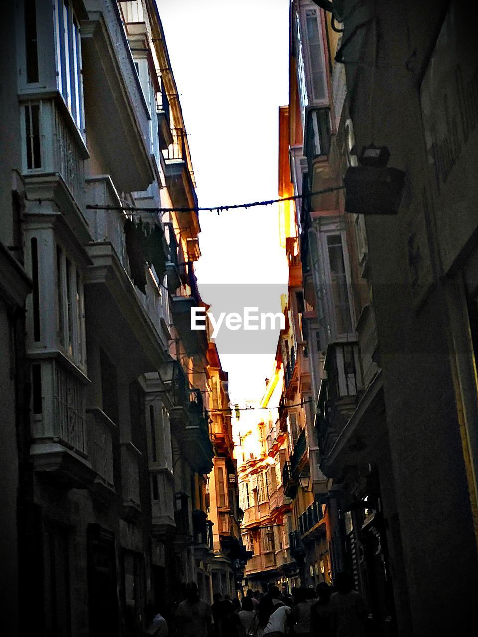 LOW ANGLE VIEW OF BUILDINGS AGAINST SKY