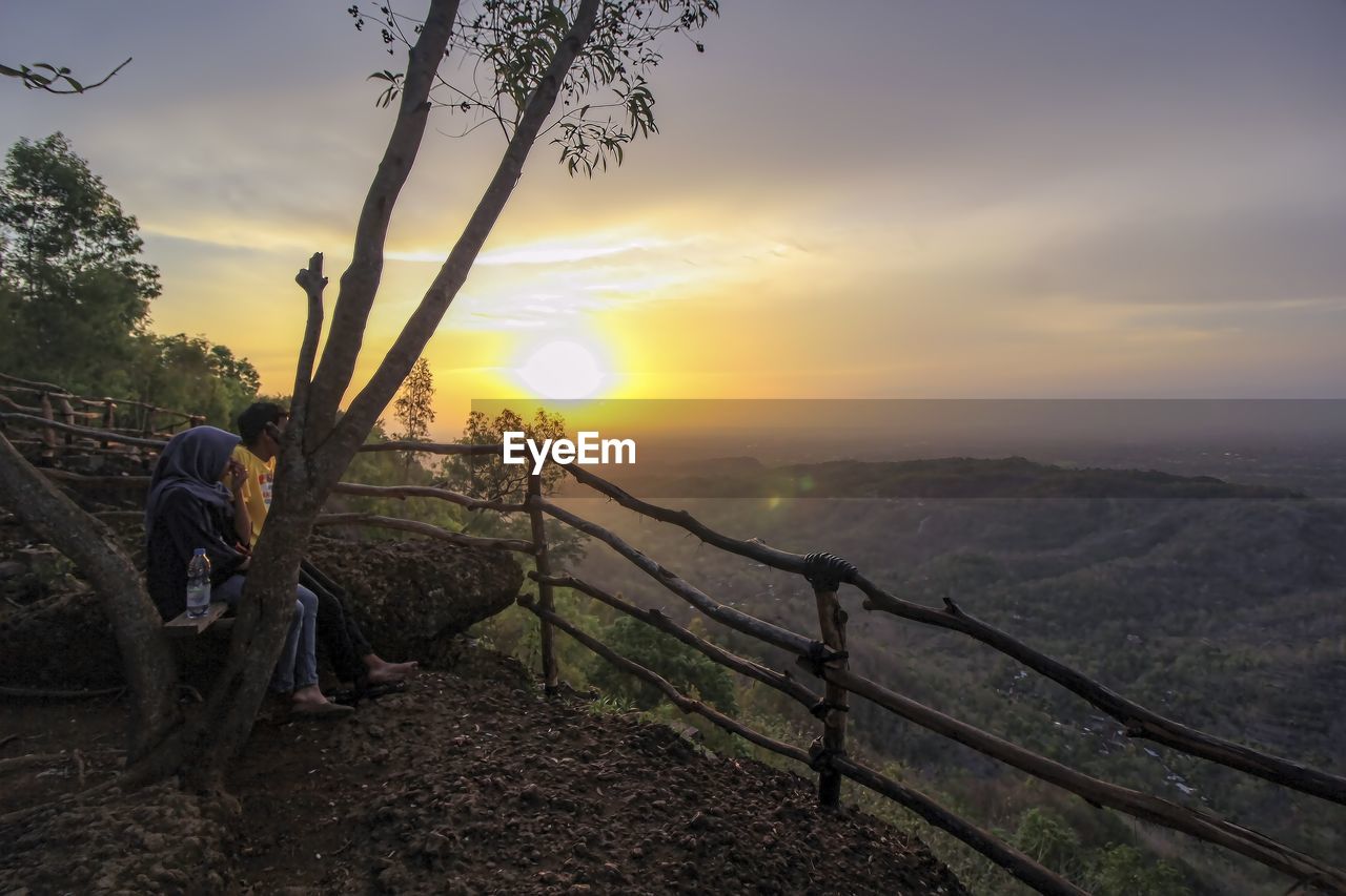 SCENIC VIEW OF LANDSCAPE AGAINST SKY AT SUNSET