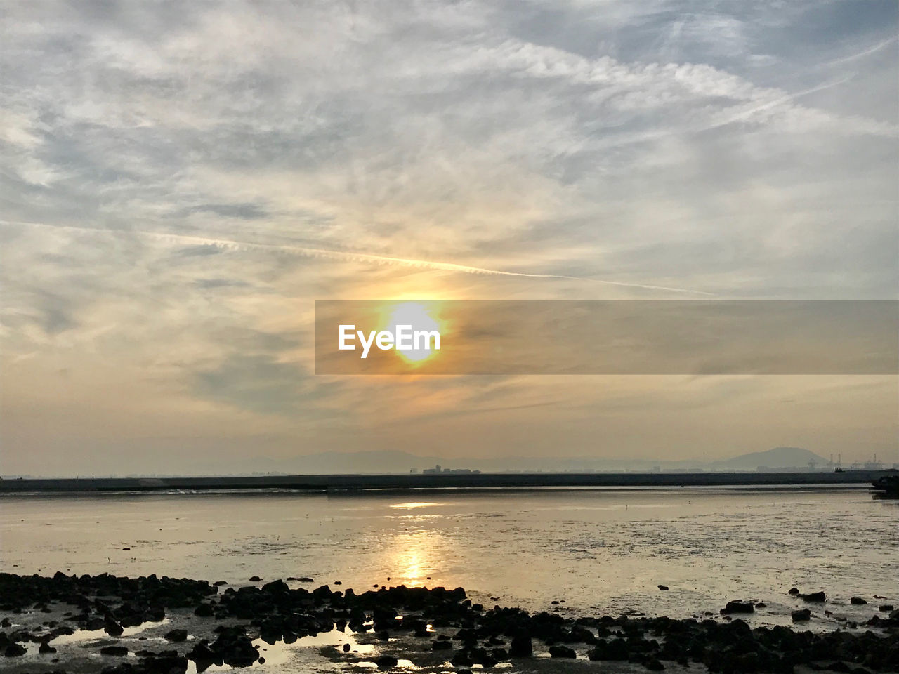 SCENIC VIEW OF SEA AGAINST SUNSET SKY