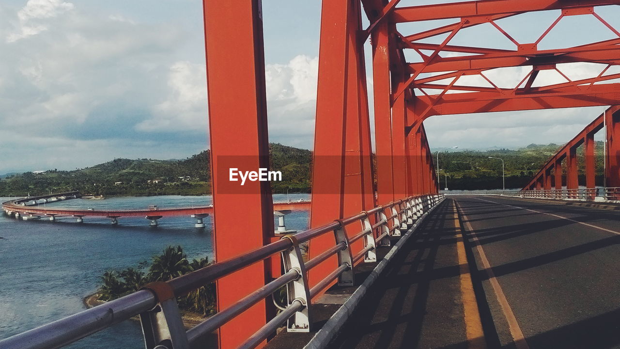 BRIDGE OVER RIVER AGAINST SKY