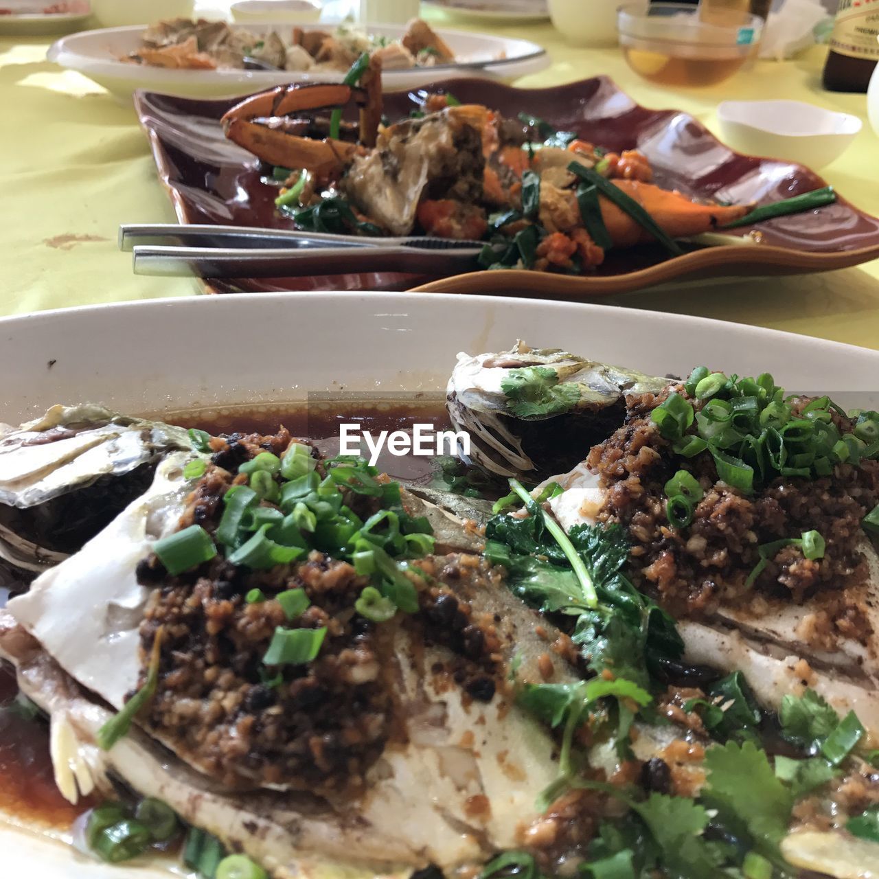 CLOSE-UP OF MEAT AND VEGETABLES IN PLATE