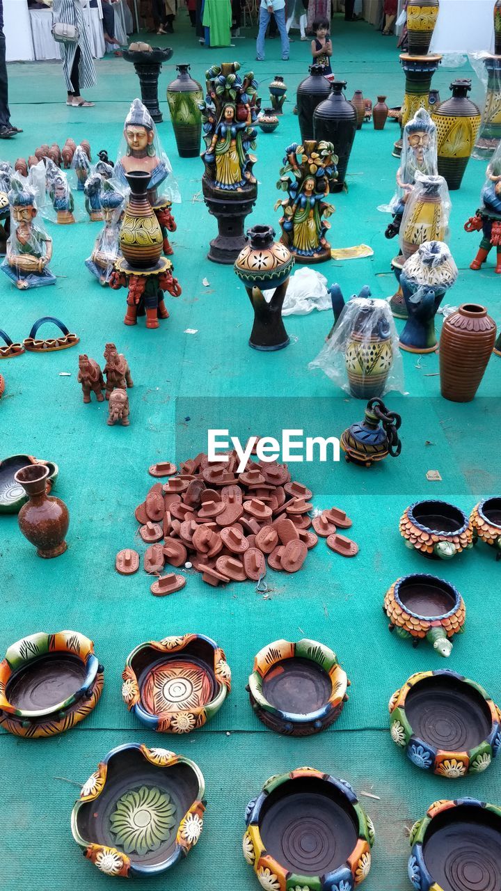 HIGH ANGLE VIEW OF FOOD AT TABLE
