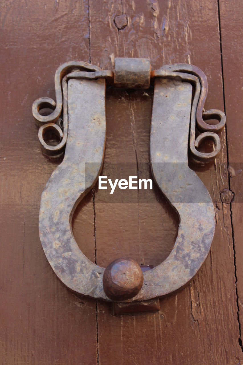 CLOSE-UP OF RUSTY METAL