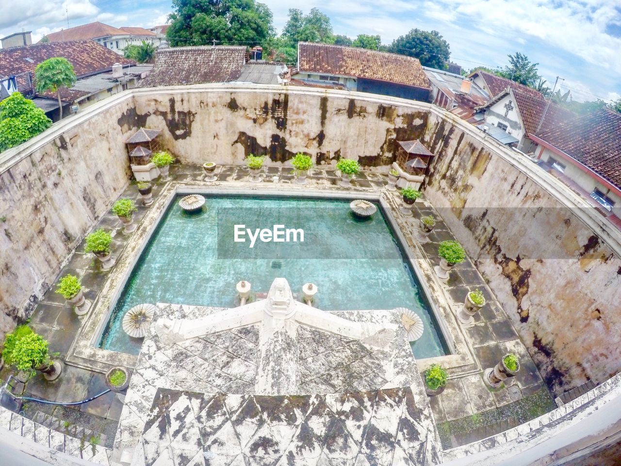 HIGH ANGLE VIEW OF SWIMMING POOL IN CITY