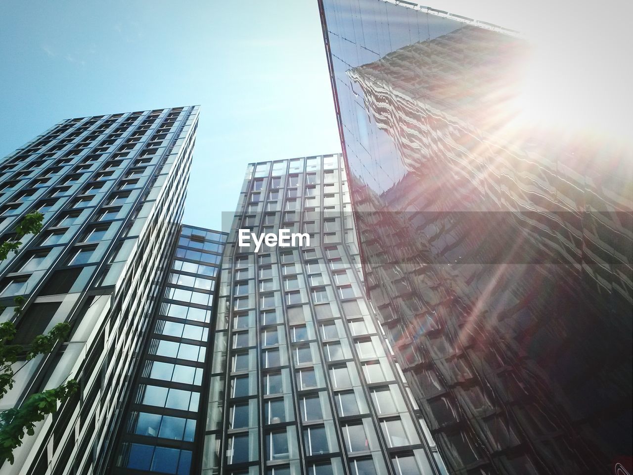 LOW ANGLE VIEW OF MODERN BUILDING AGAINST SKY