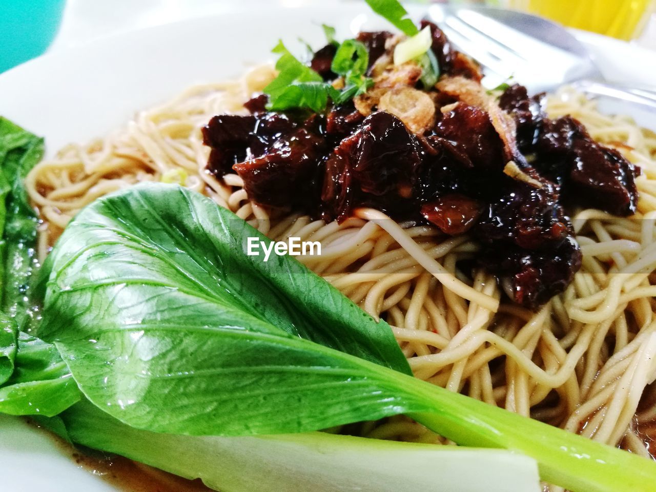 CLOSE-UP OF FRESH VEGETABLES