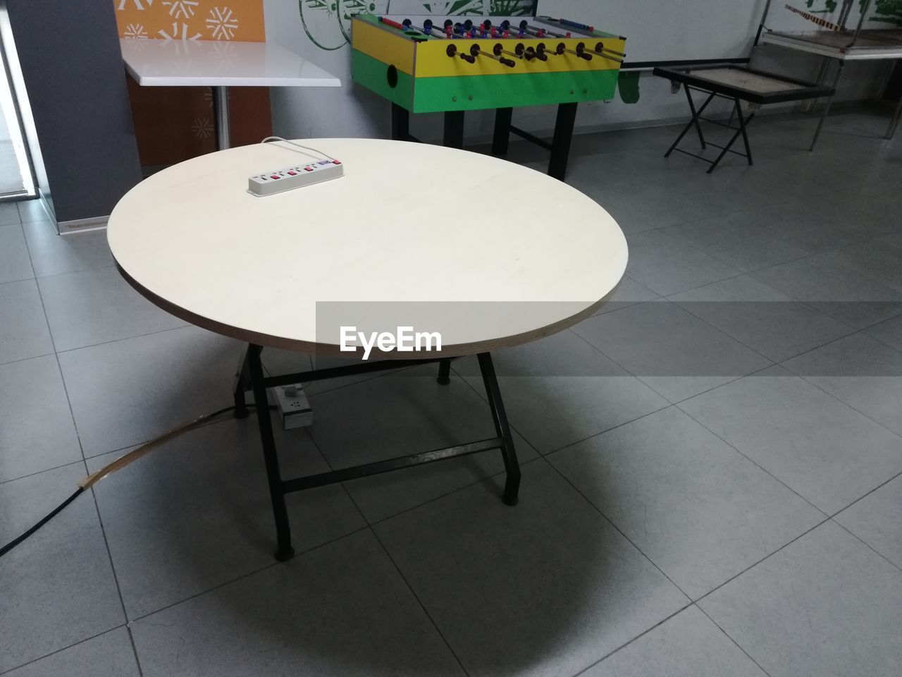 HIGH ANGLE VIEW OF EMPTY CHAIRS AND TABLE IN CAFE