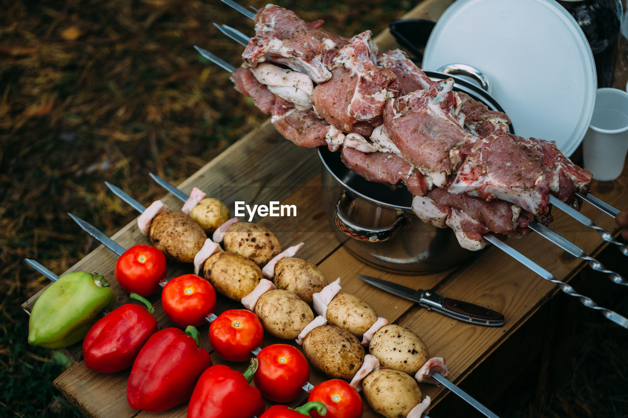 HIGH ANGLE VIEW OF VEGETABLES ON BARBECUE GRILL