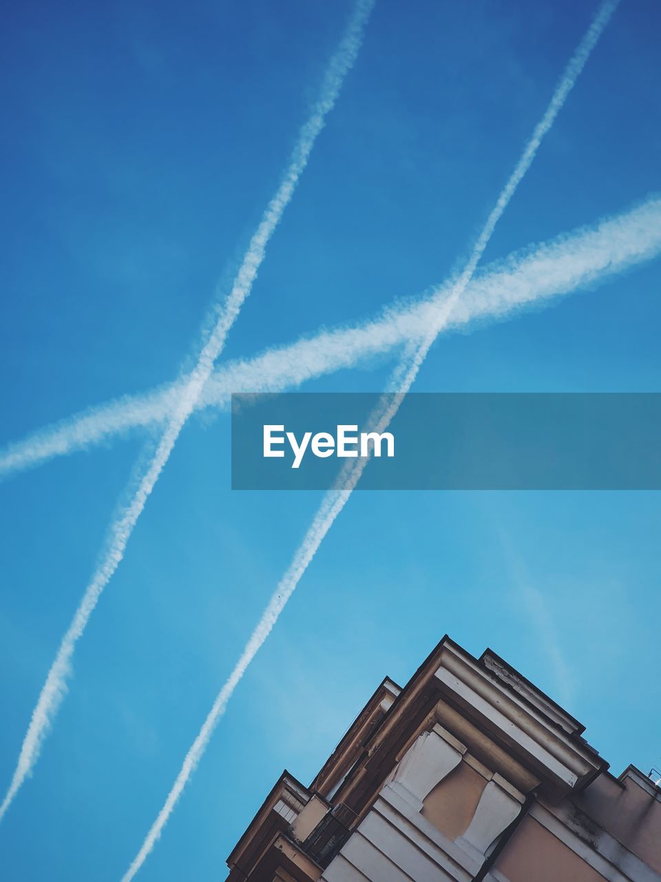 LOW ANGLE VIEW OF VAPOR TRAIL IN SKY