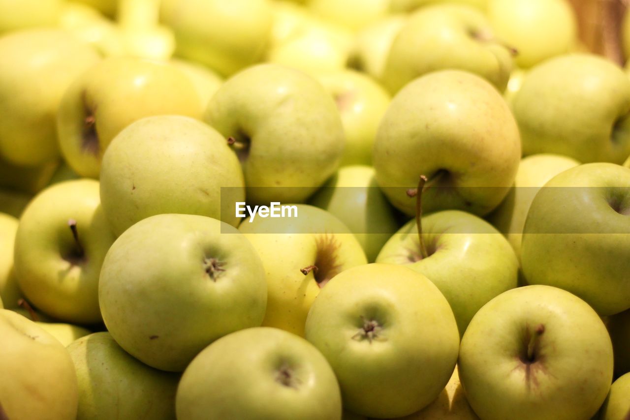 CLOSE-UP OF APPLES IN MARKET