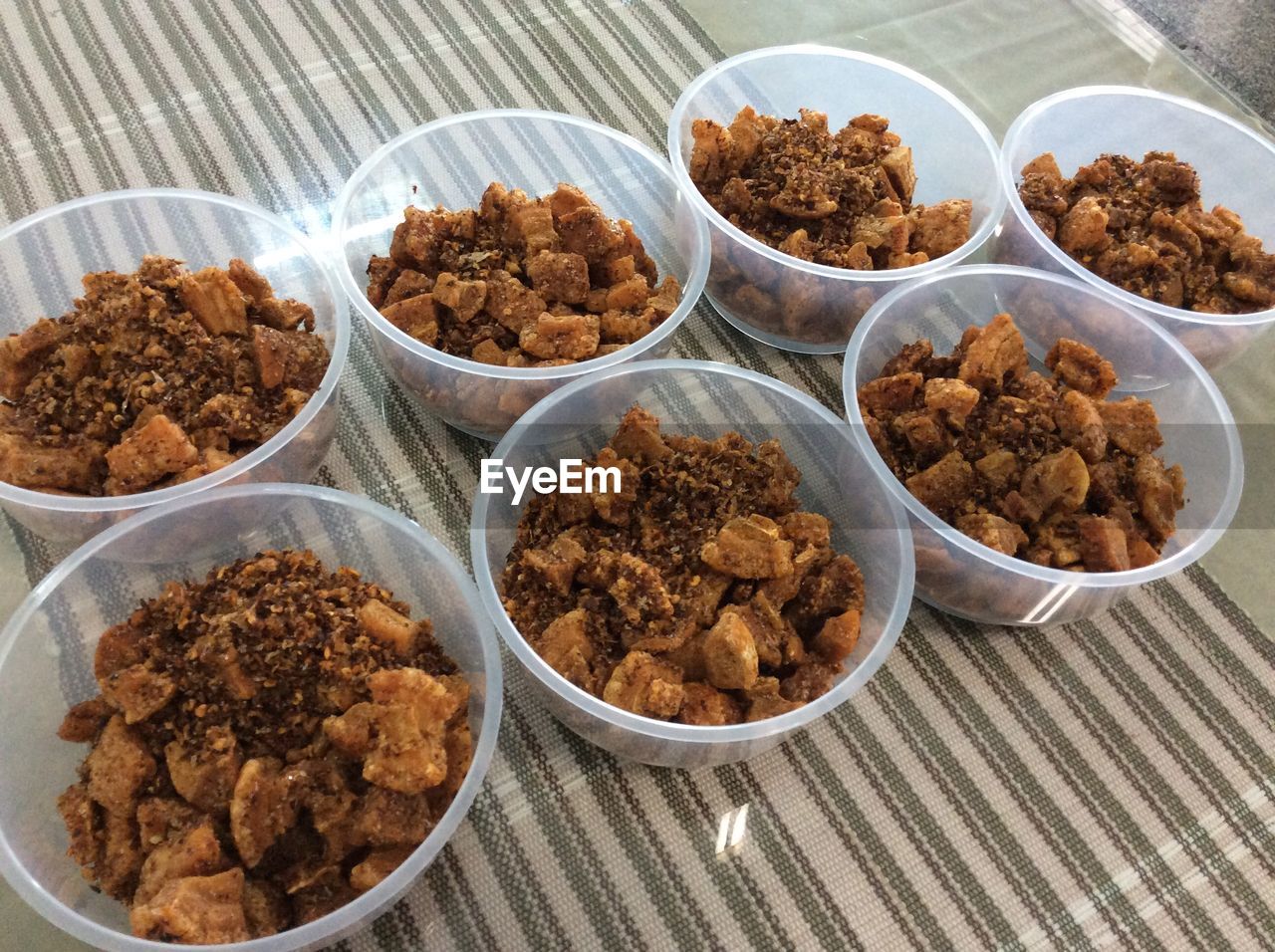 HIGH ANGLE VIEW OF RICE IN BOWL