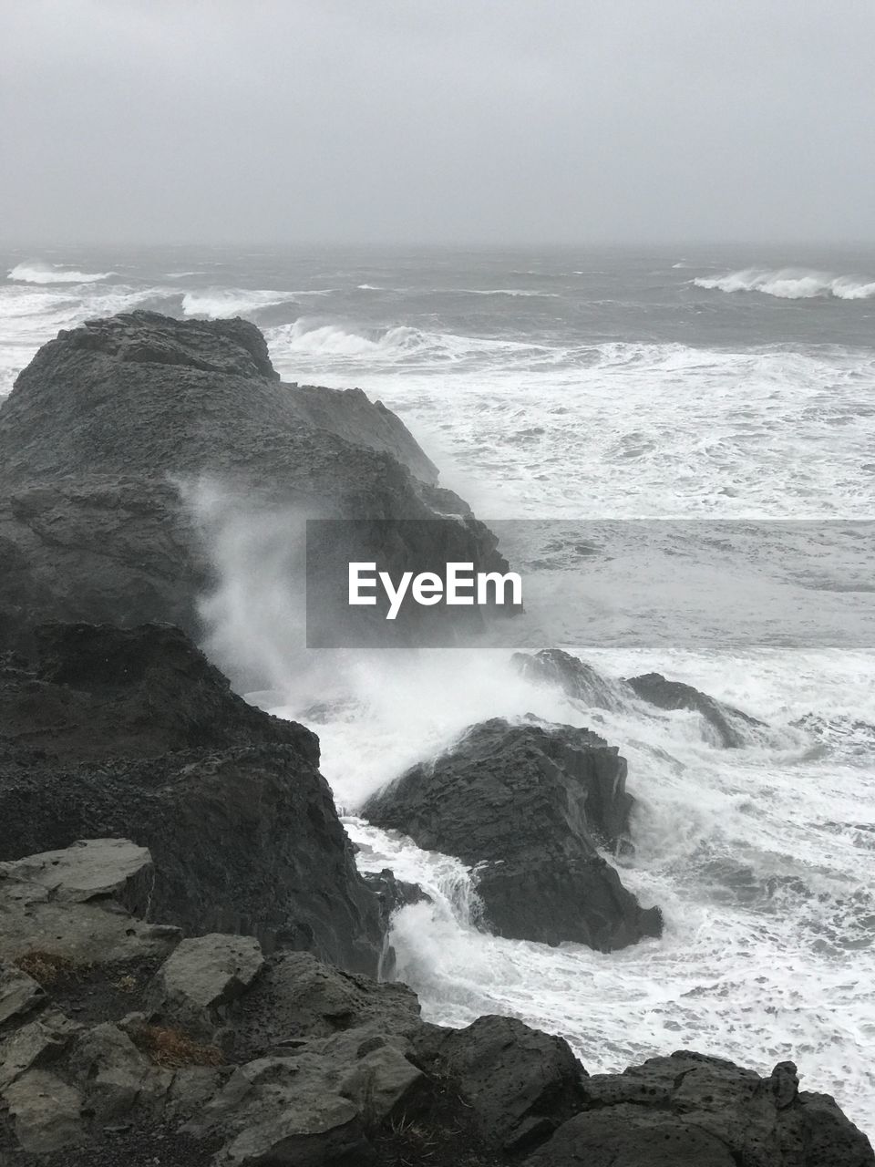 SCENIC VIEW OF SEA WAVES AGAINST SKY