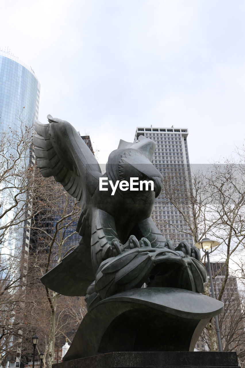 LOW ANGLE VIEW OF ANGEL STATUE