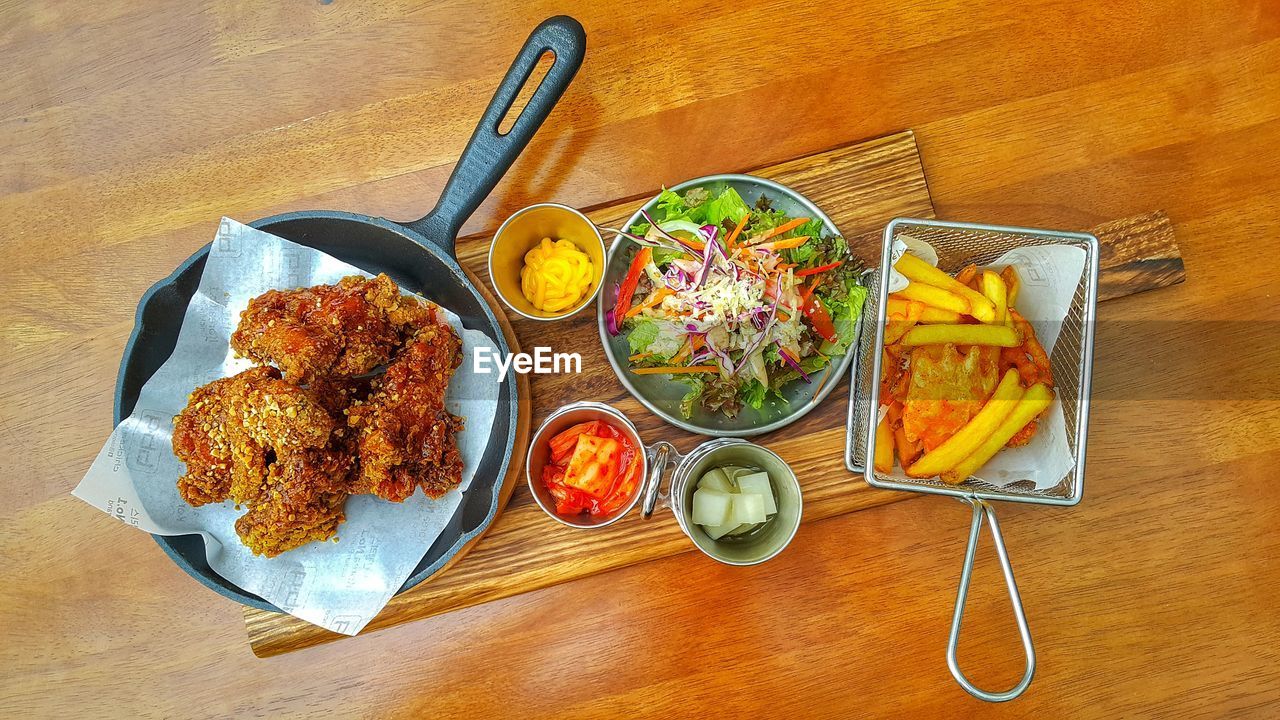 HIGH ANGLE VIEW OF FOOD ON PLATE