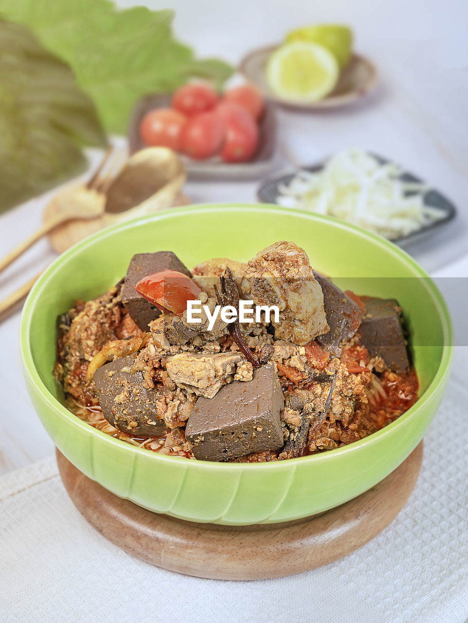 HIGH ANGLE VIEW OF MEAL SERVED IN BOWL