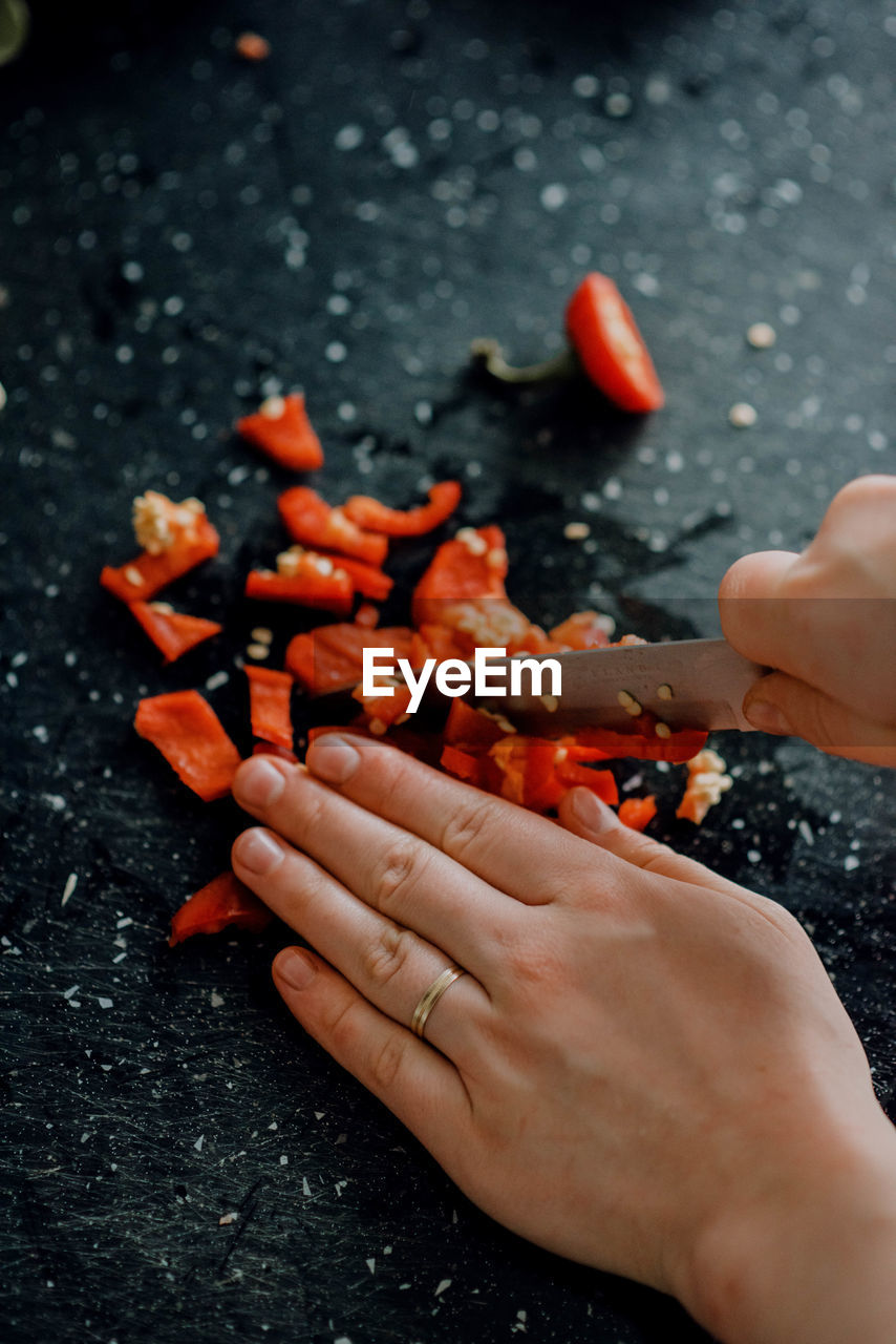 HIGH ANGLE VIEW OF WOMAN HOLDING ORANGE