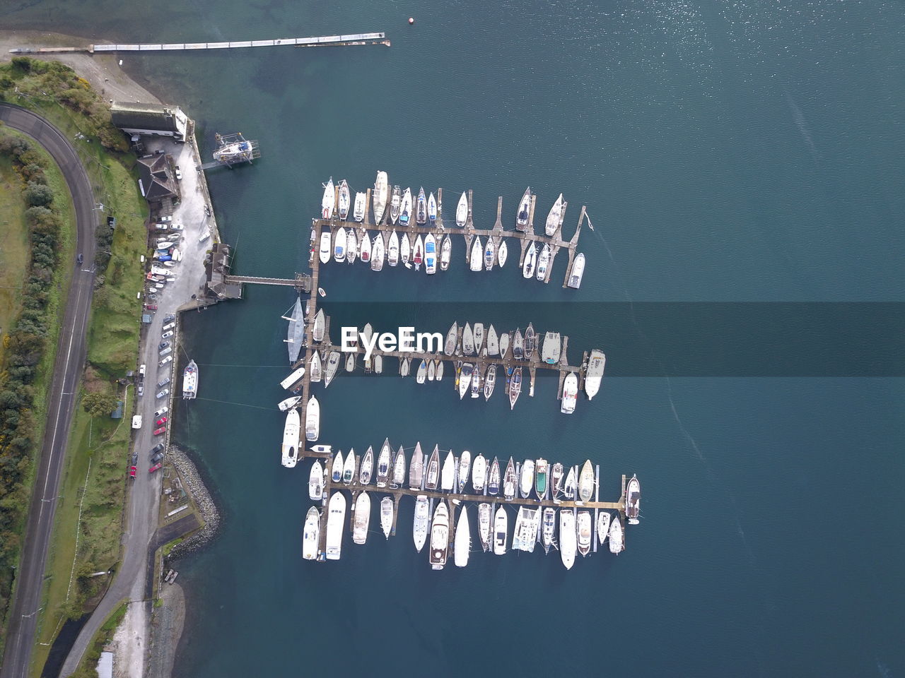 HIGH ANGLE VIEW OF BOAT IN SEA