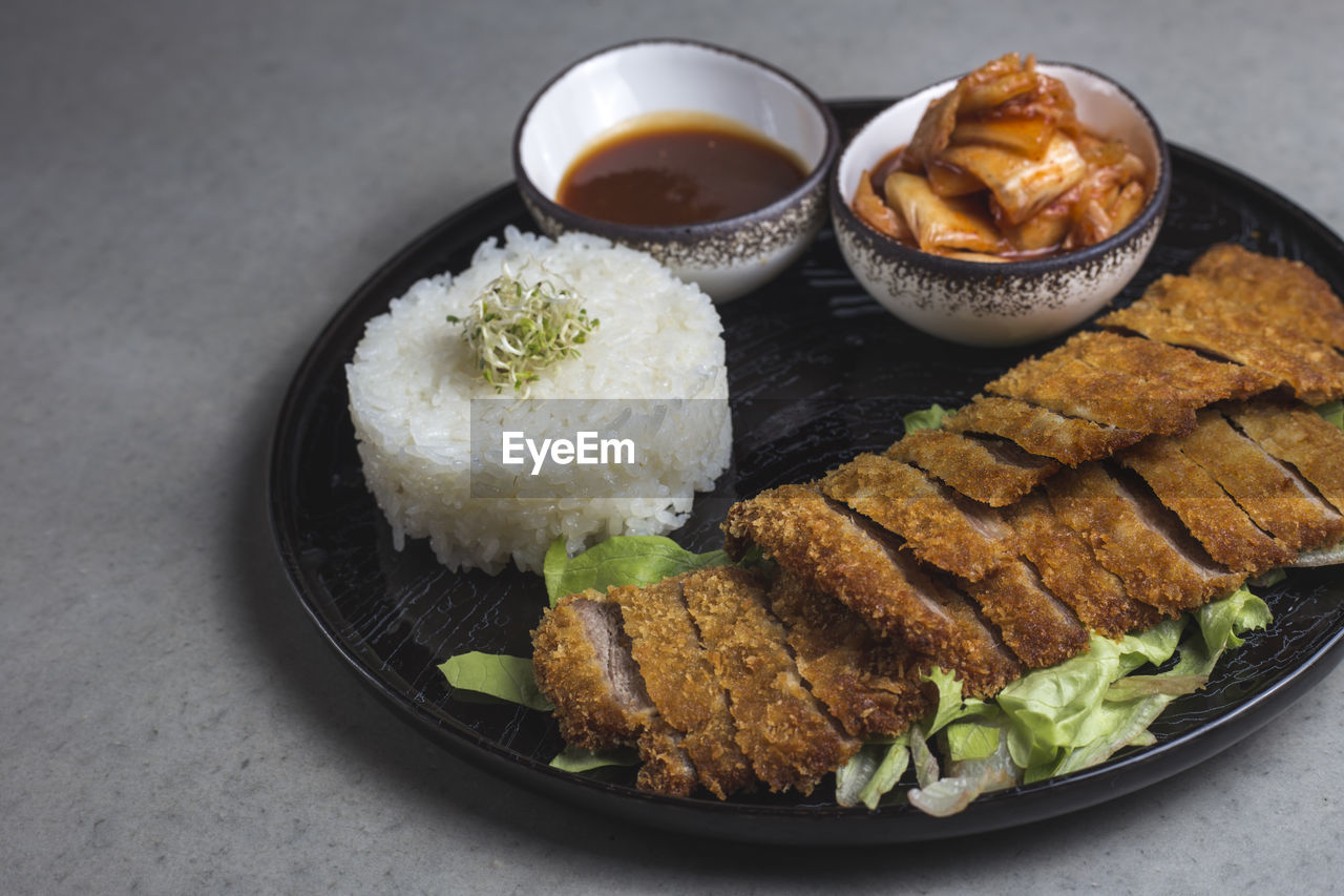 HIGH ANGLE VIEW OF FOOD SERVED ON TABLE