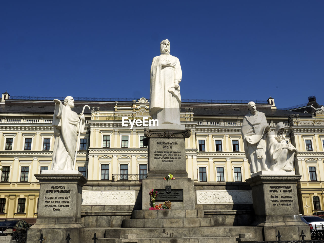 LOW ANGLE VIEW OF STATUE AGAINST BUILDINGS