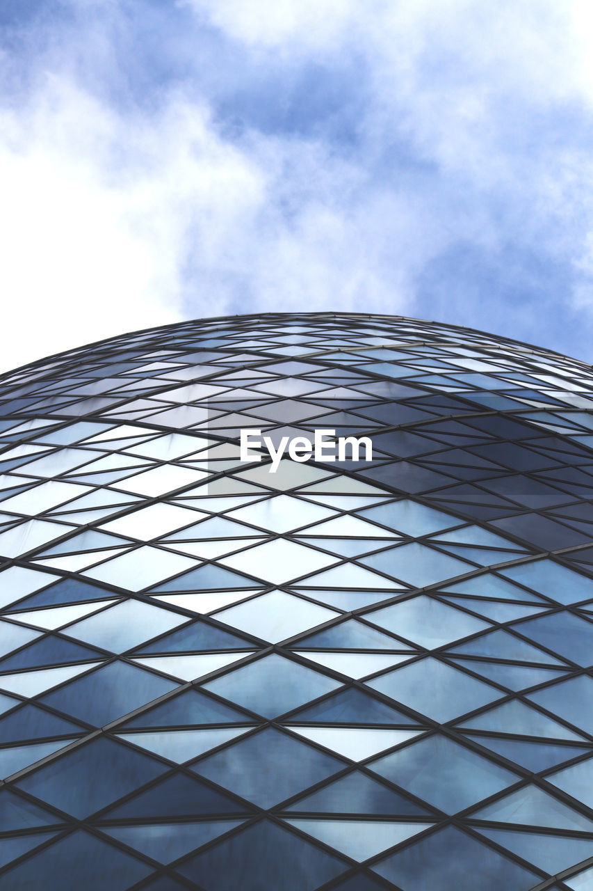 LOW ANGLE VIEW OF BLUE SKY WITH REFLECTION OF CLOUDS AGAINST THE BACKGROUND