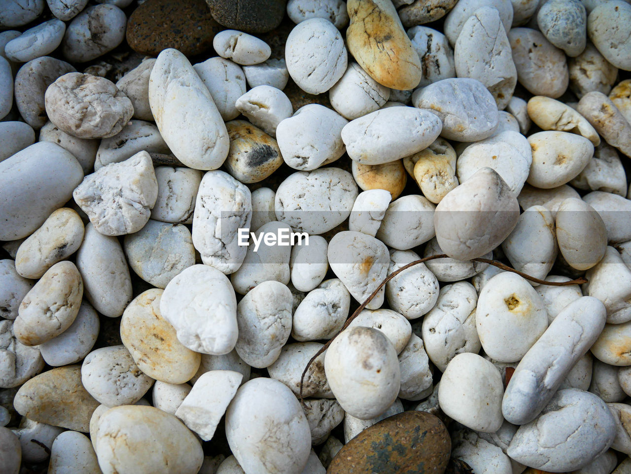 FULL FRAME SHOT OF PEBBLES ON GROUND