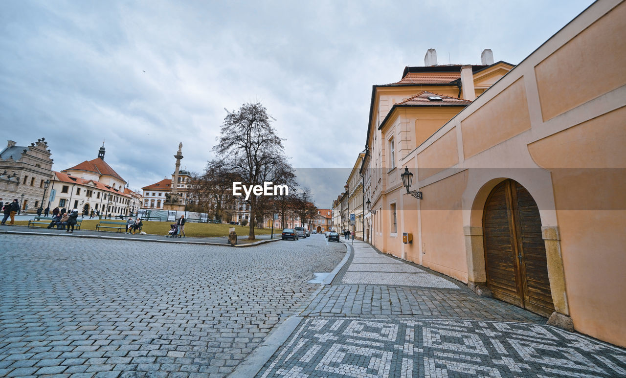 FOOTPATH AMIDST BUILDINGS IN CITY