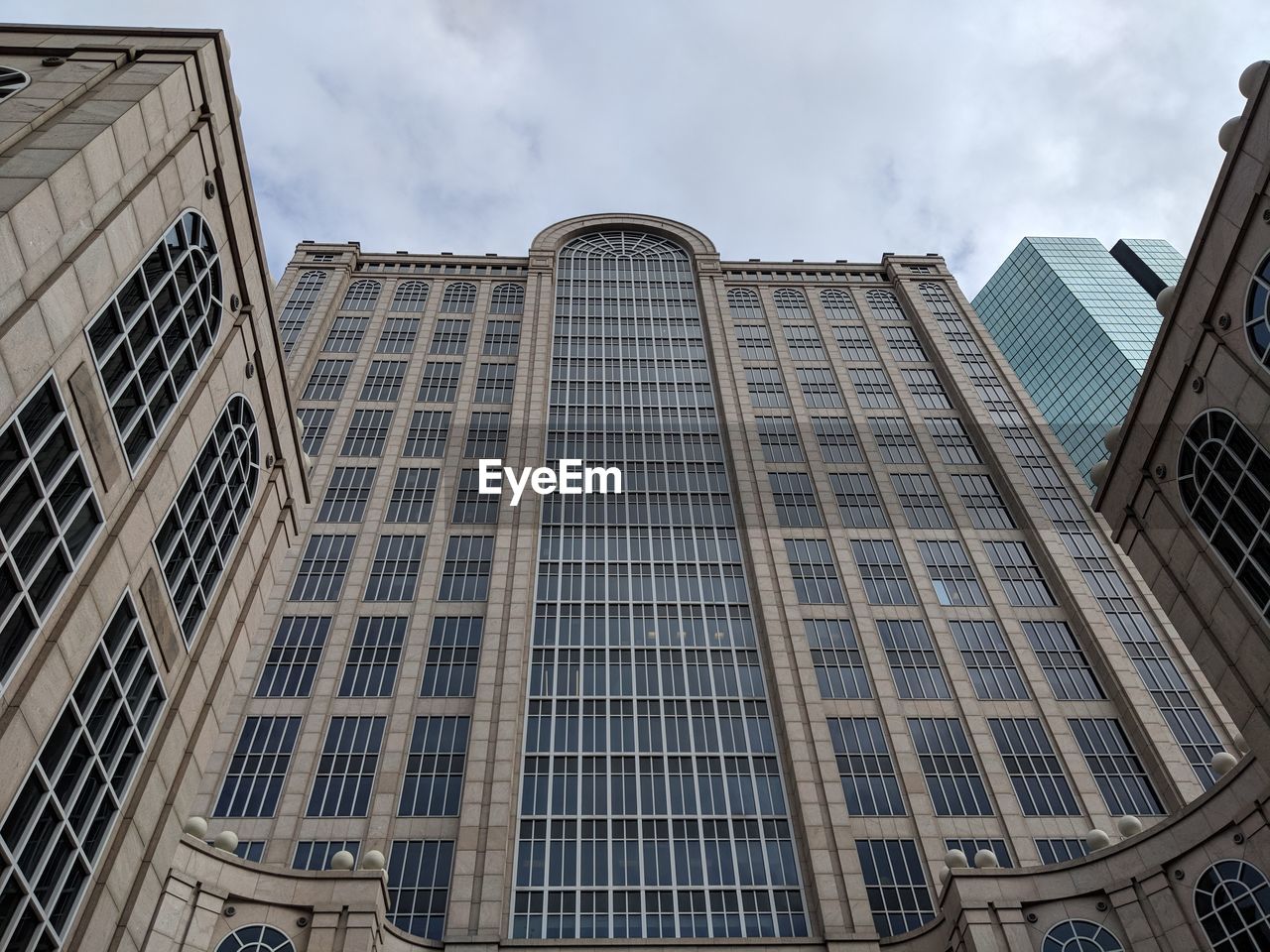 LOW ANGLE VIEW OF BUILDINGS AGAINST SKY