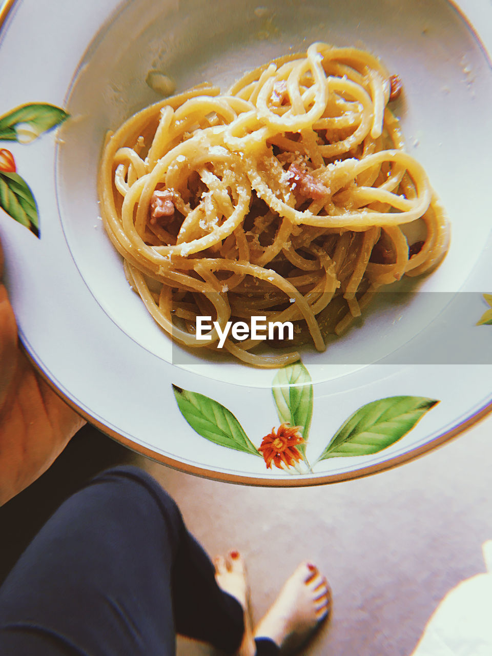 HIGH ANGLE VIEW OF NOODLES SERVED ON TABLE