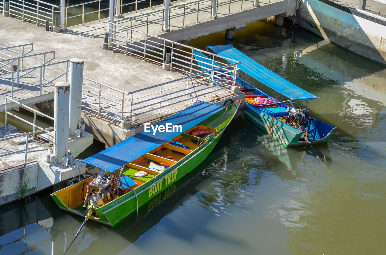 HIGH ANGLE VIEW OF BOAT IN RIVER