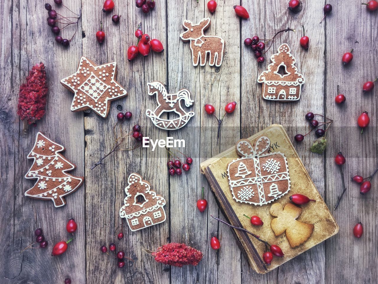 HIGH ANGLE VIEW OF COOKIES ON WOODEN TABLE