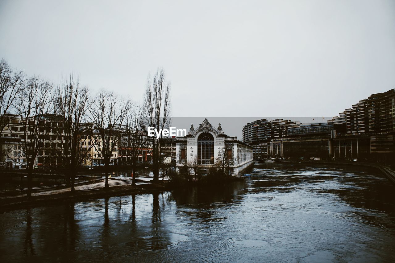 VIEW OF BRIDGE OVER RIVER IN CITY