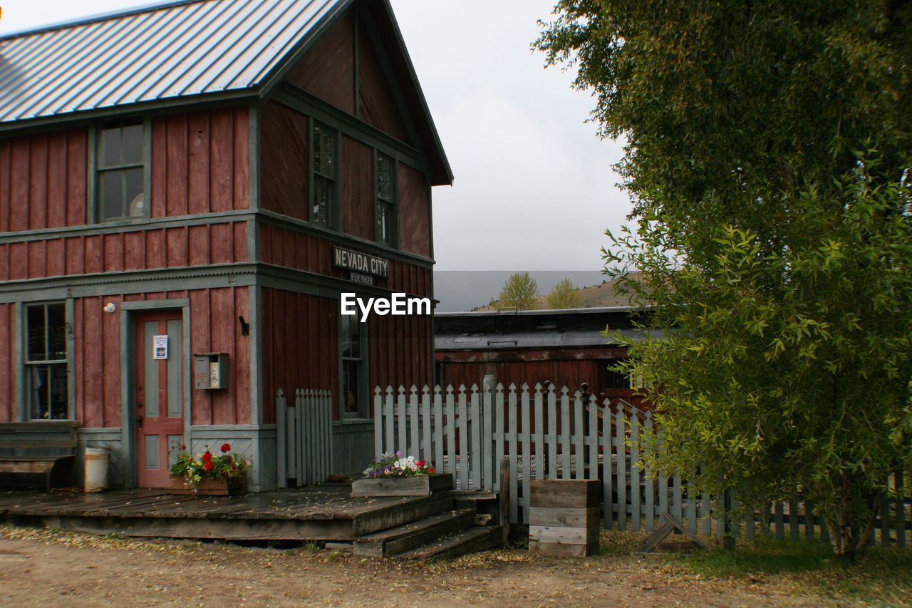 VIEW OF BUILDING WITH TREES IN BACKGROUND