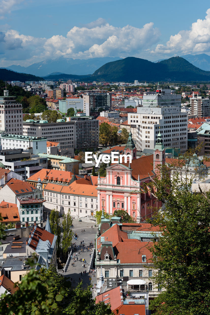 HIGH ANGLE VIEW OF BUILDINGS IN TOWN