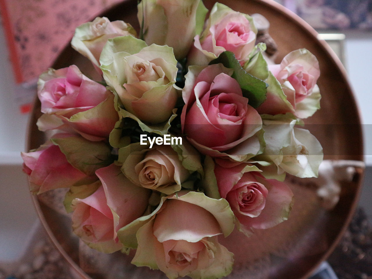 HIGH ANGLE VIEW OF ROSE BOUQUET ON PINK ROSES