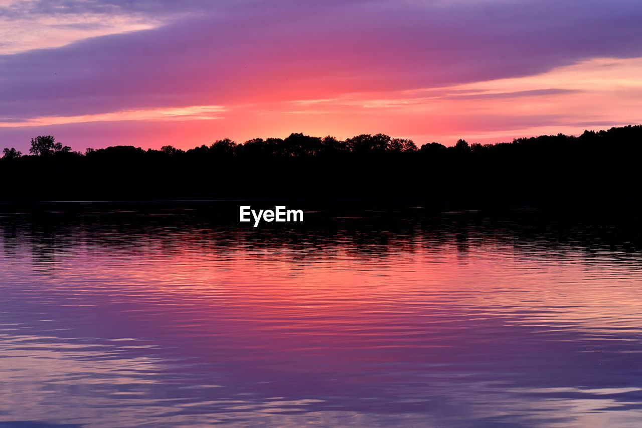 SCENIC VIEW OF LAKE AGAINST SKY DURING SUNSET