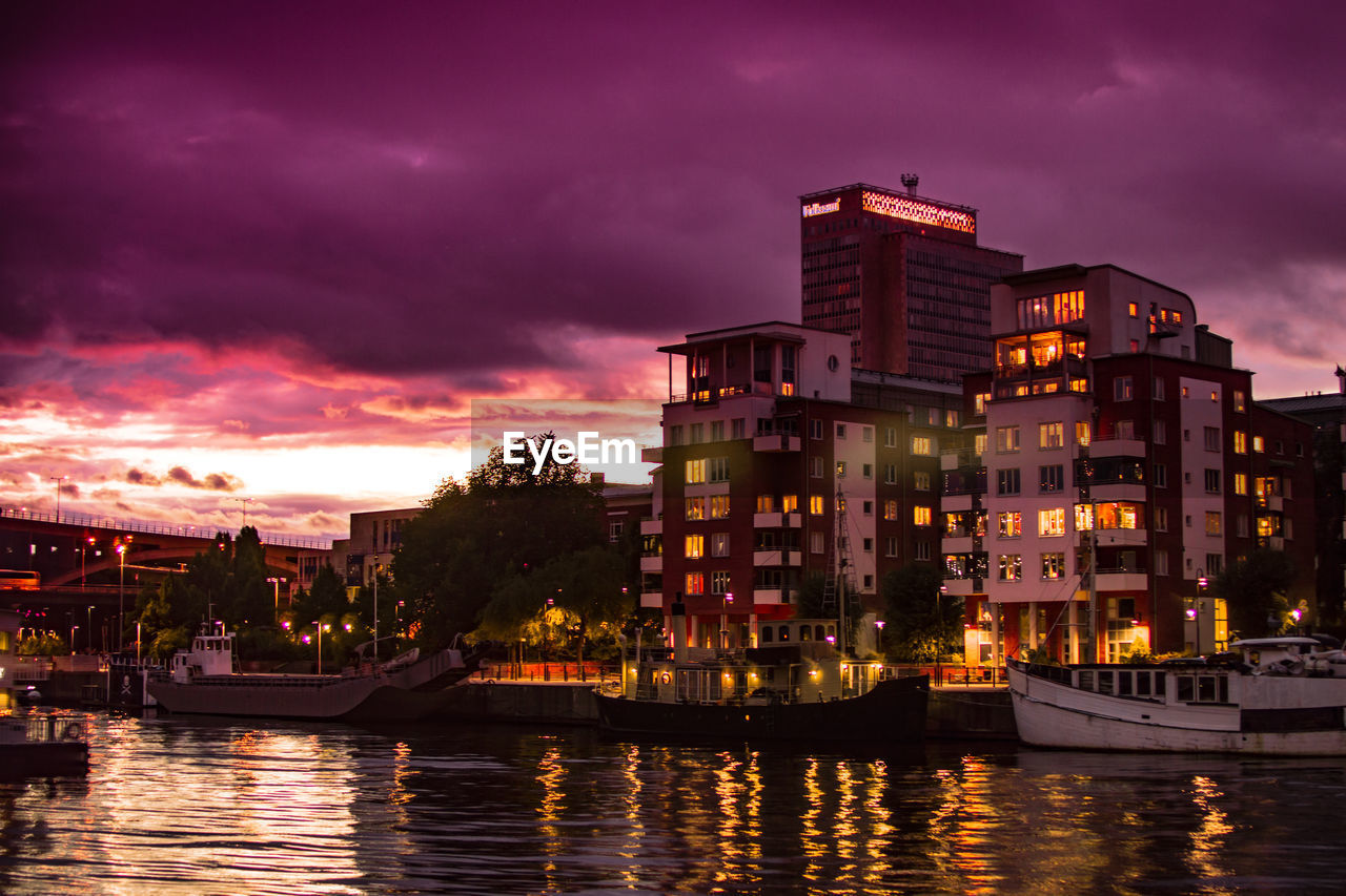 VIEW OF BUILDINGS IN CITY