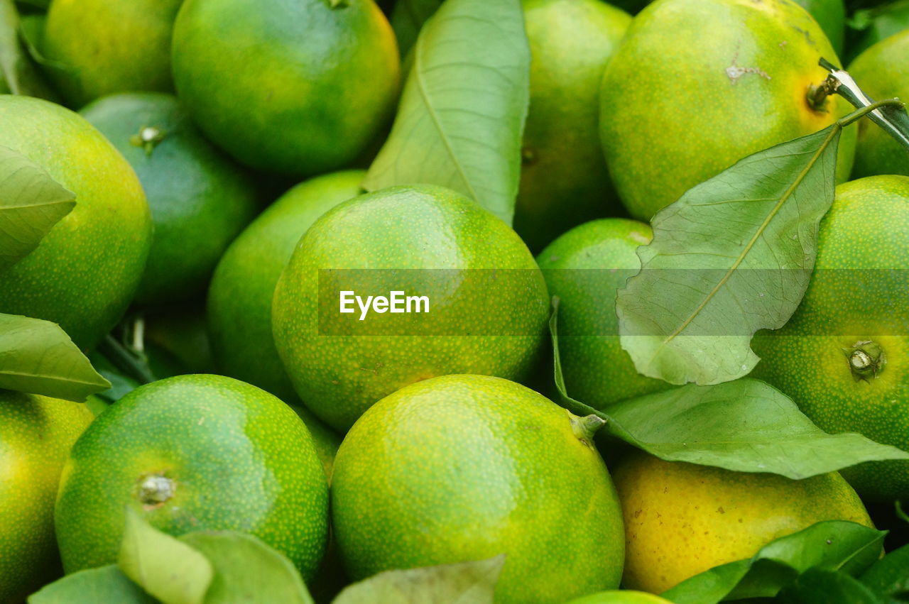 FULL FRAME SHOT OF ORANGES IN MARKET