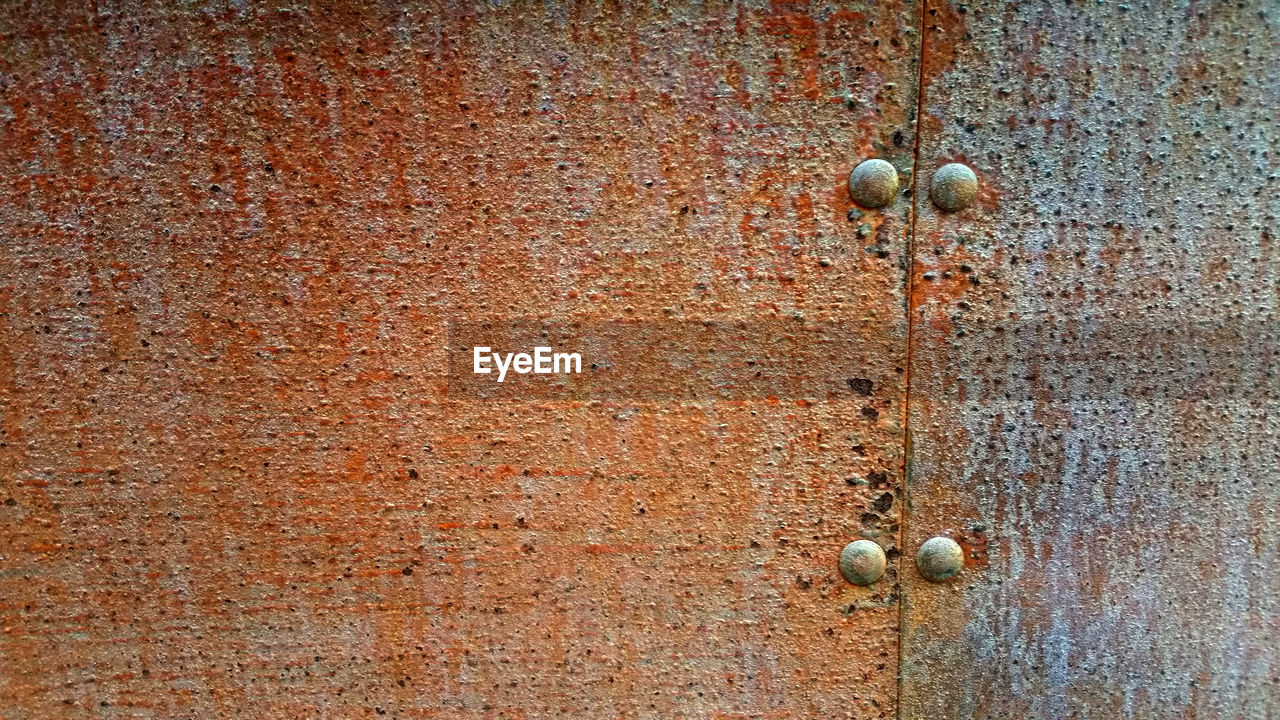 FULL FRAME SHOT OF WEATHERED WALL