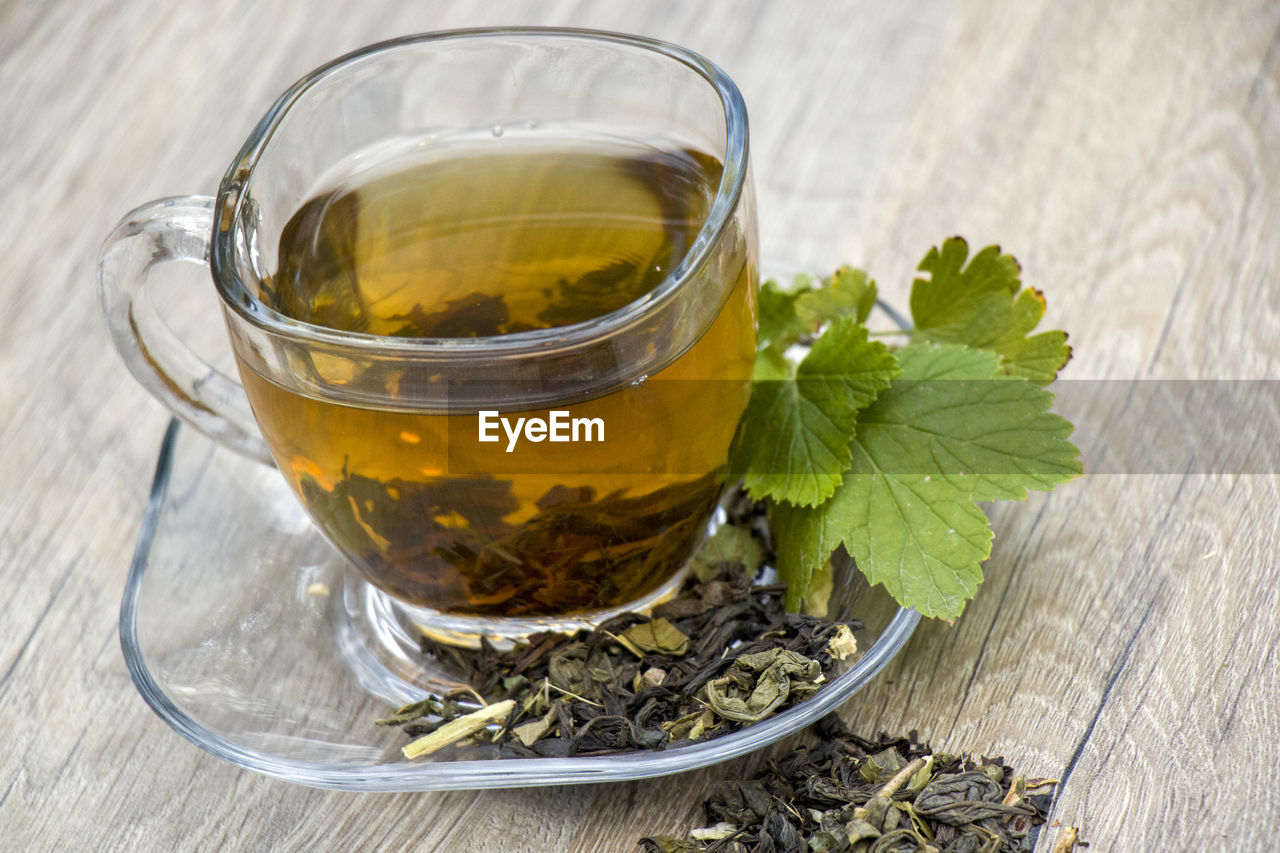 CLOSE-UP OF TEA IN GLASS CONTAINER