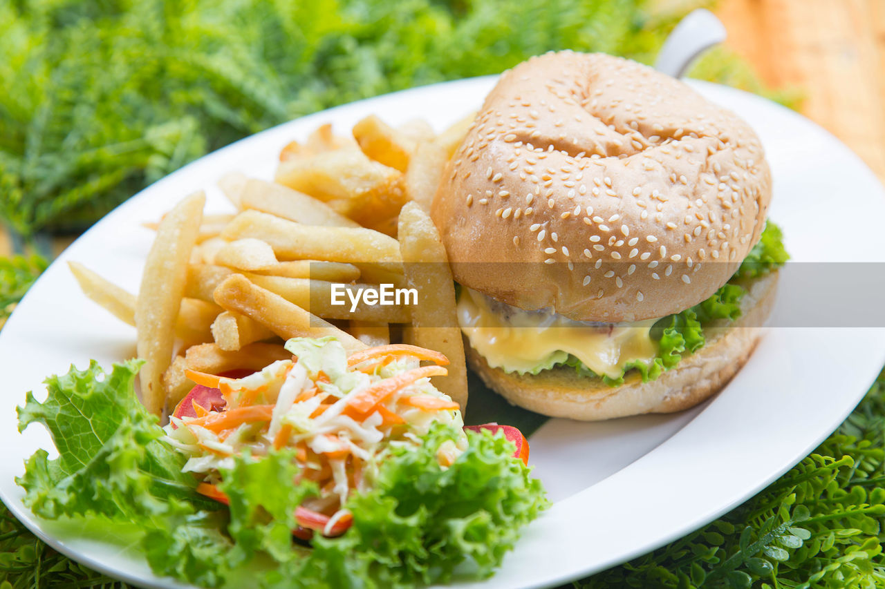 CLOSE-UP OF BURGER IN PLATE WITH SAUCE