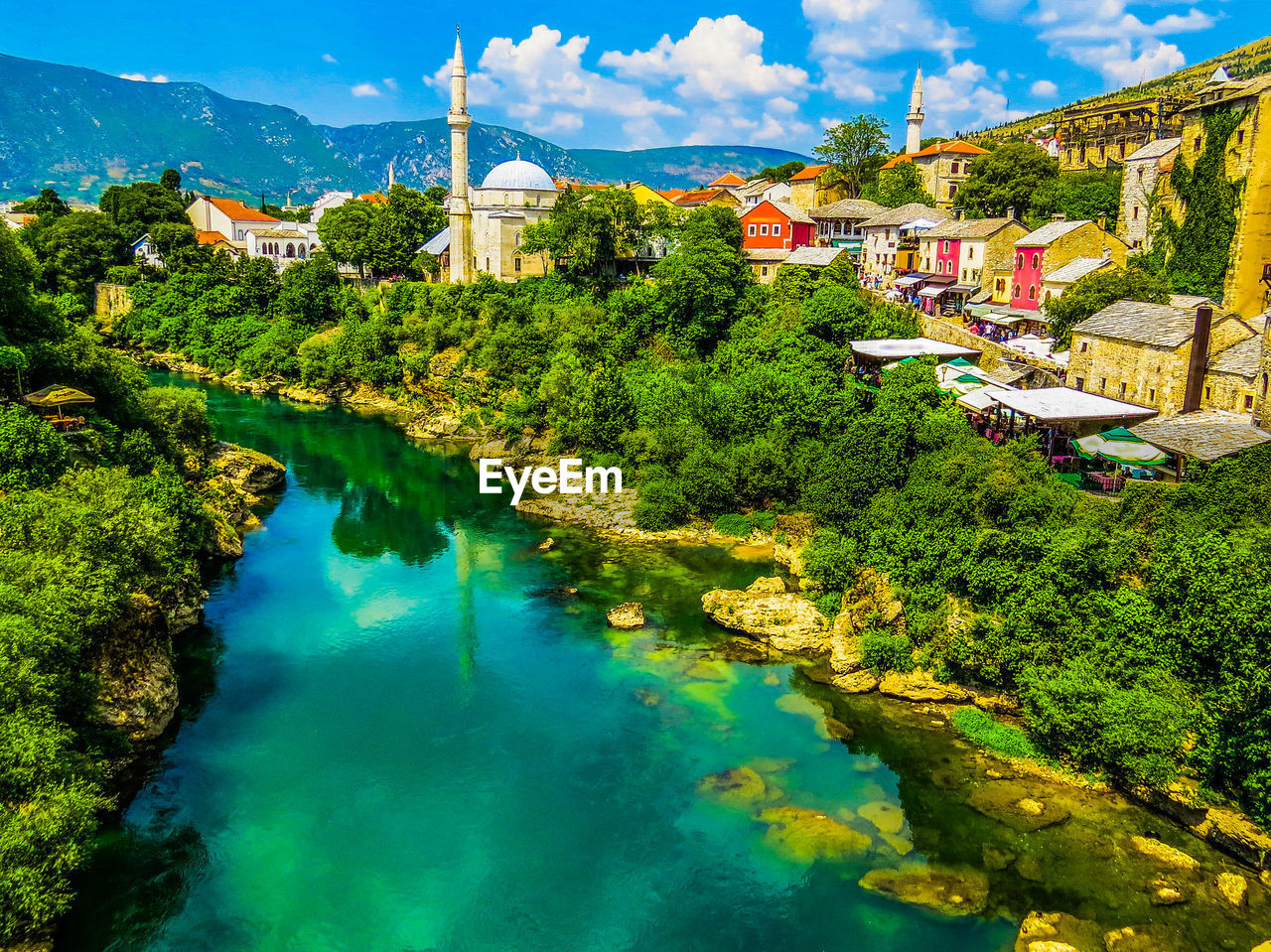 RIVER PASSING THROUGH CITY BUILDINGS