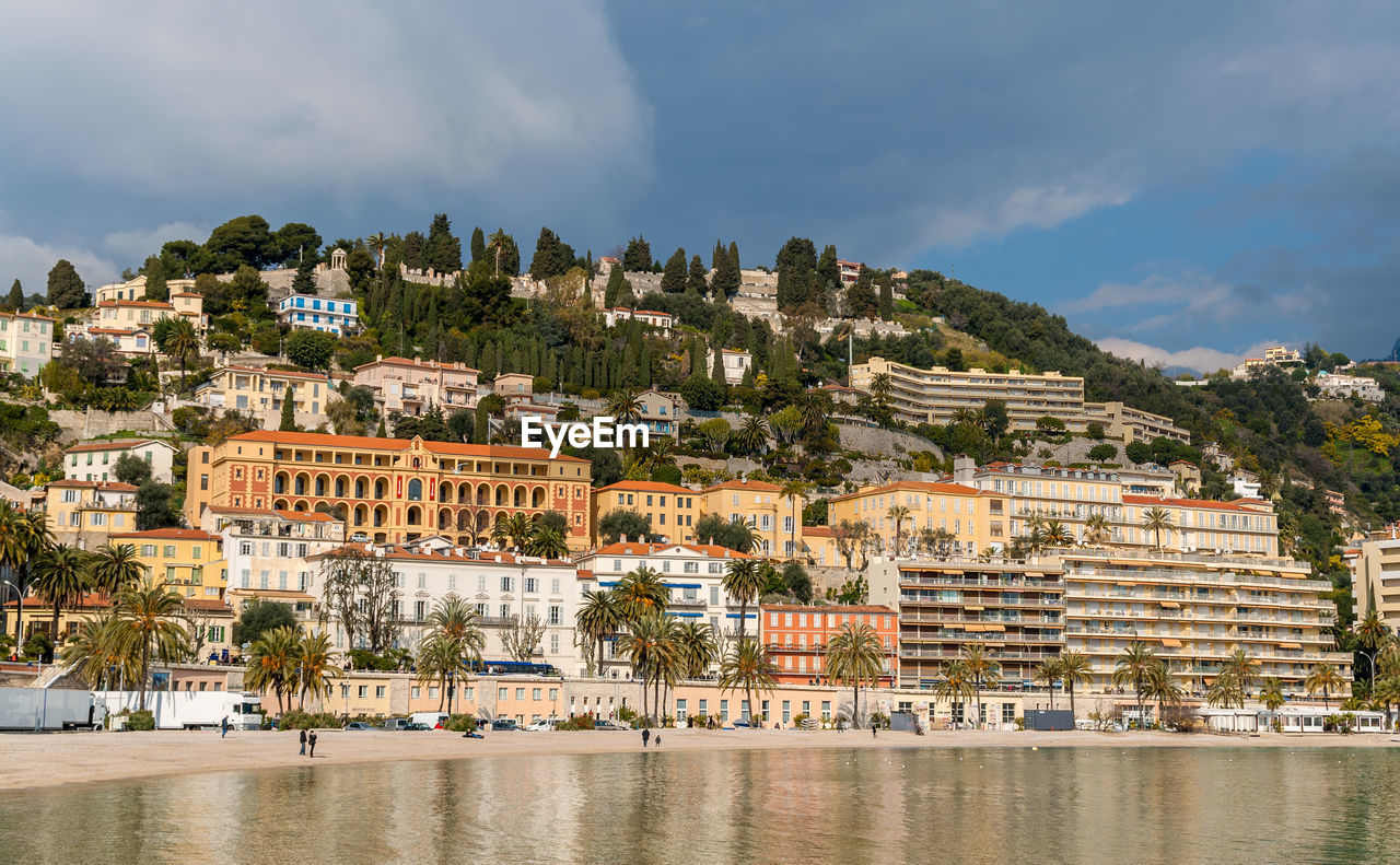 TOWNSCAPE BY SEA AGAINST SKY